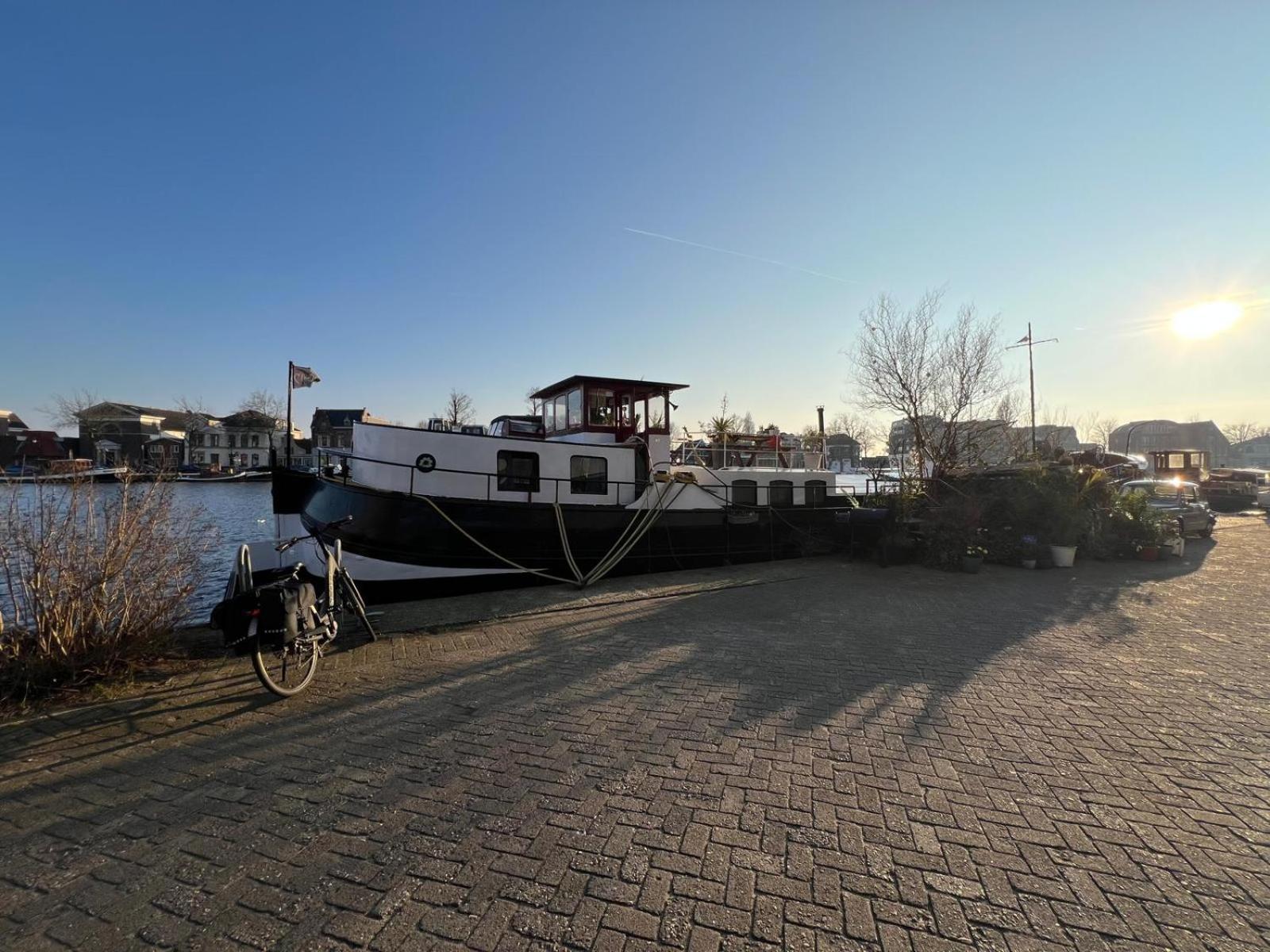 B&B Teddy "Prachtig Authentiek Woonschip Uit 1912, 15 Minuten Van Amsterdam" Wormer Exterior photo